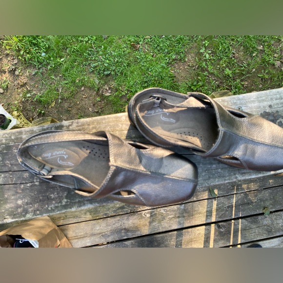 PERFECT CONDITION!! Pewter color, Easy Street Comfort Wave shoes, women size 7W - Picture 2 of 3